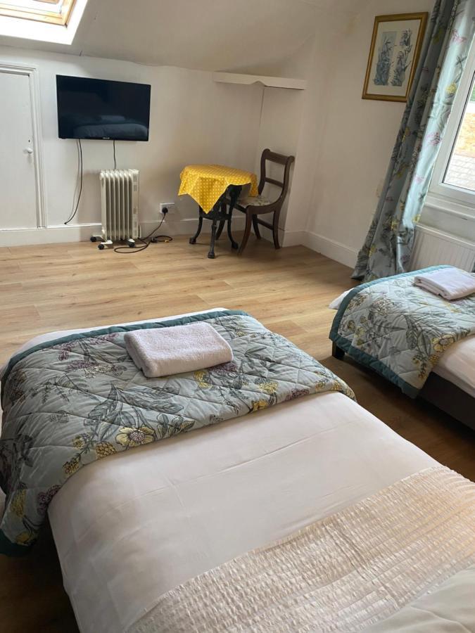 The Silverdale . Farnborough  Extérieur photo