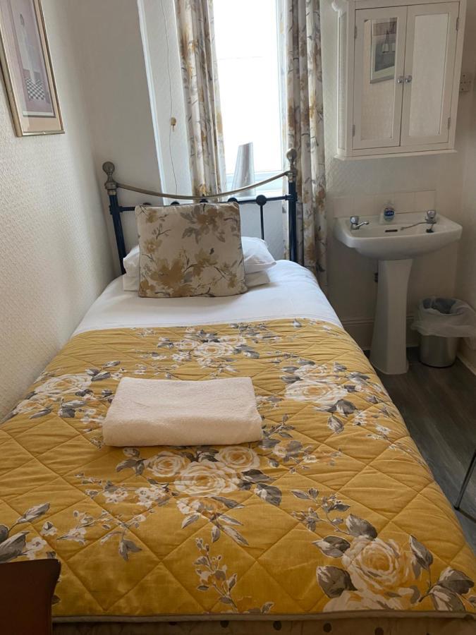 The Silverdale . Farnborough  Extérieur photo