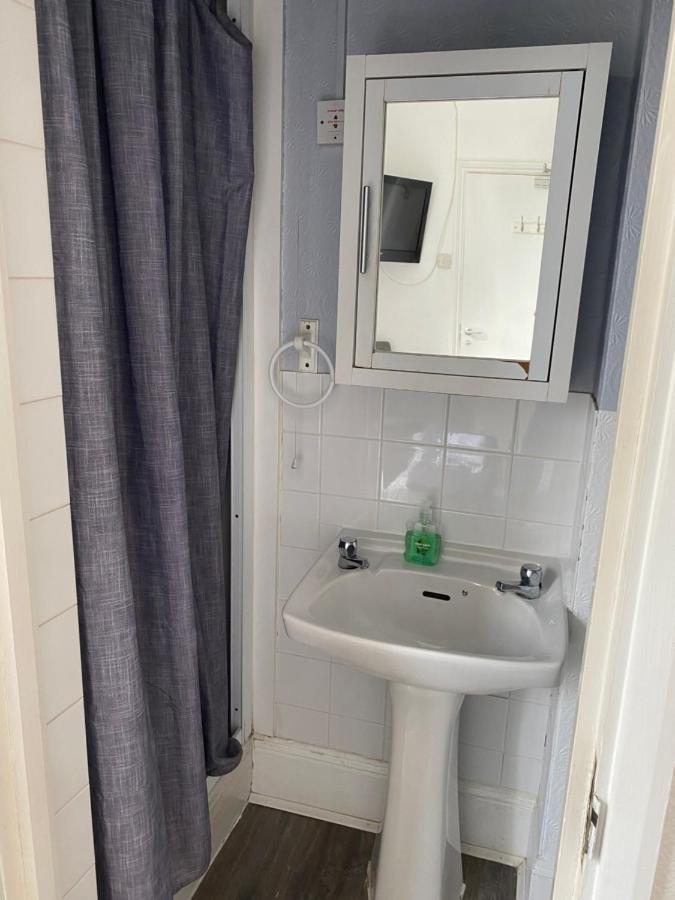 The Silverdale . Farnborough  Extérieur photo