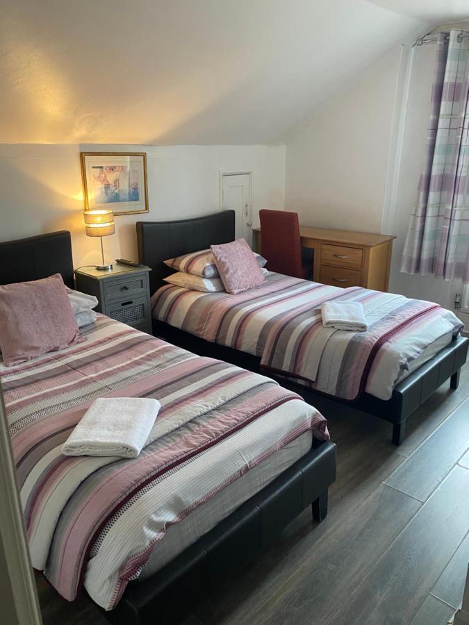 The Silverdale . Farnborough  Extérieur photo