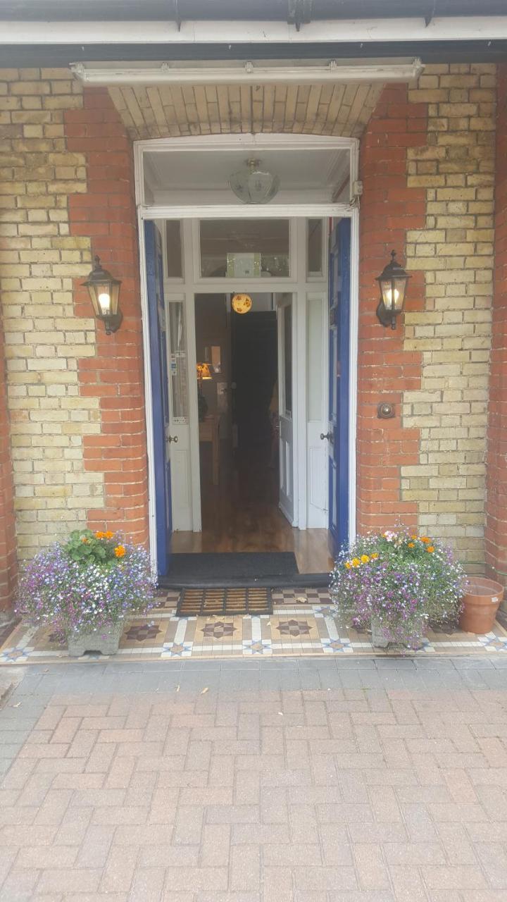 The Silverdale . Farnborough  Extérieur photo